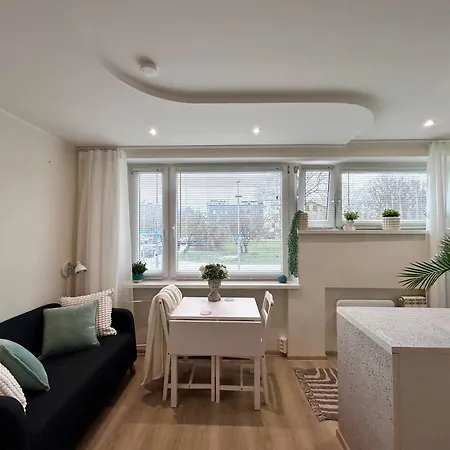 Stella's Airport - Near Airport And Bus Station - Near Tram, Bus And Train Stops - Free Wifi, Parking And Netflix - Bath - New Renovation *