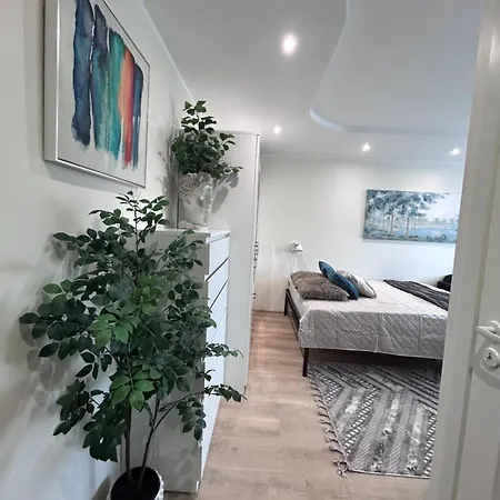 Stella's Airport - Near Airport And Bus Station - Near Tram, Bus And Train Stops - Free Wifi, Parking And Netflix - Bath - New Renovation