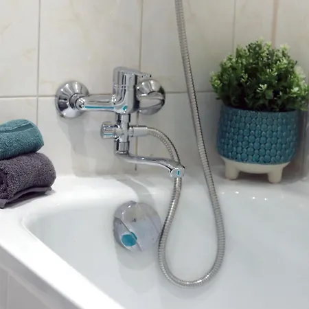 Stella's Airport - Near Airport And Bus Station - Near Tram, Bus And Train Stops - Free Wifi, Parking And Netflix - Bath - New Renovation *