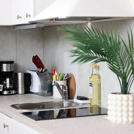 Apartment Stella's Airport - Near Airport And Bus Station - Near Tram, Bus And Train Stops - Free Wifi, Parking And Netflix - Bath - New Renovation Tallinn