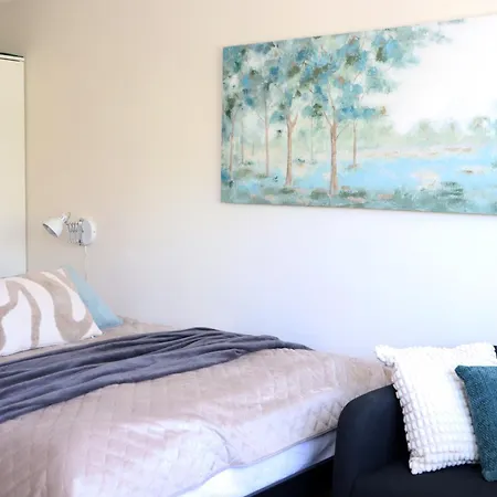 Stella's Airport - Near Airport And Bus Station - Near Tram, Bus And Train Stops - Free Wifi, Parking And Netflix - Bath - New Renovation Apartment Tallinn