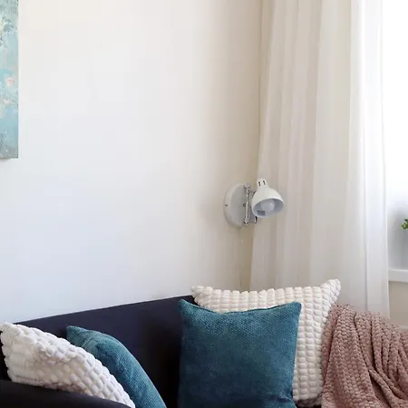 Stella's Airport - Near Airport And Bus Station - Near Tram, Bus And Train Stops - Free Wifi, Parking And Netflix - Bath - New Renovation Apartment