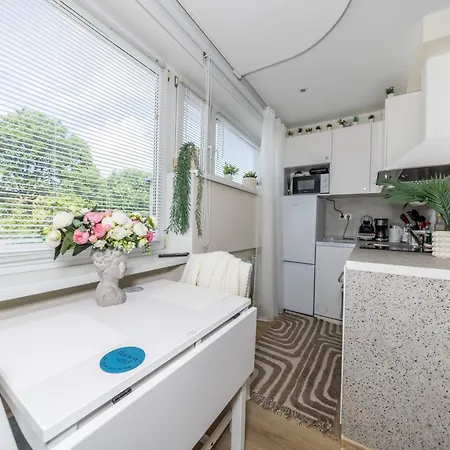 Stella's Airport - Near Airport And Bus Station - Near Tram, Bus And Train Stops - Free Wifi, Parking And Netflix - Bath - New Renovation