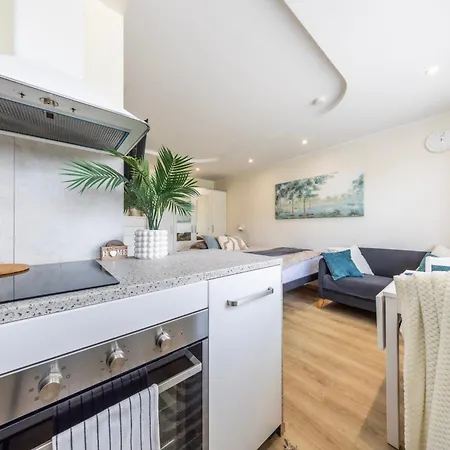 Stella's Airport - Near Airport And Bus Station - Near Tram, Bus And Train Stops - Free Wifi, Parking And Netflix - Bath - New Renovation Apartment Tallinn