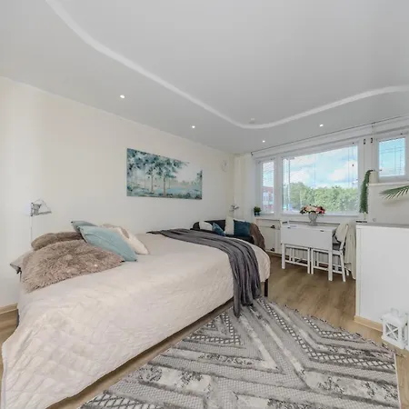 Stella's Airport - Near Airport And Bus Station - Near Tram, Bus And Train Stops - Free Wifi, Parking And Netflix - Bath - New Renovation *