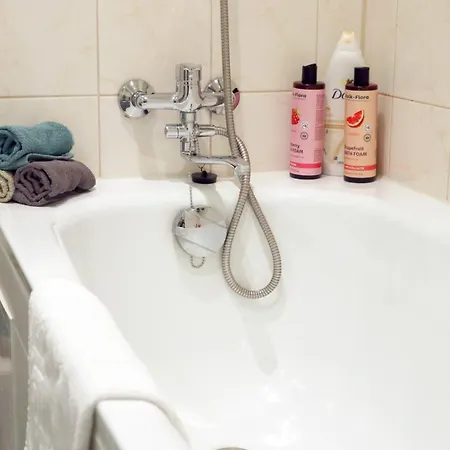 Apartment Stella's Airport - Near Airport And Bus Station - Near Tram, Bus And Train Stops - Free Wifi, Parking And Netflix - Bath - New Renovation *