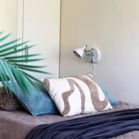 Stella's Airport - Near Airport And Bus Station - Near Tram, Bus And Train Stops - Free Wifi, Parking And Netflix - Bath - New Renovation Lejlighed *