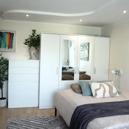 Stella's Airport - Near Airport And Bus Station - Near Tram, Bus And Train Stops - Free Wifi, Parking And Netflix - Bath - New Renovation Lejlighed *