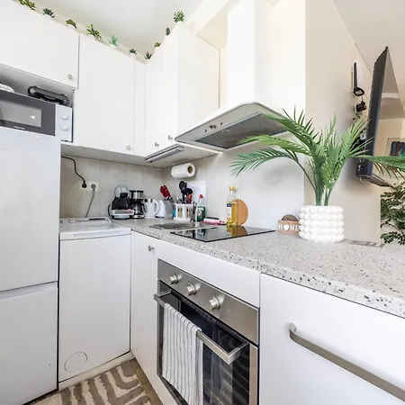 Lejlighed Stella's Airport - Near Airport And Bus Station - Near Tram, Bus And Train Stops - Free Wifi, Parking And Netflix - Bath - New Renovation